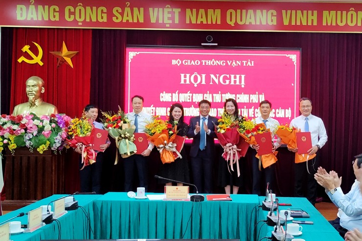 Bộ trưởng Nguyễn Văn Thắng trao quyết định và tặng hoa chúc mừng các cán bộ mới được bổ nhiệm.