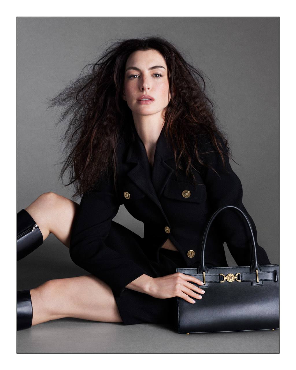 Anne Hathaway dẫn đầu chiến dịch biểu tượng của Versace - 1