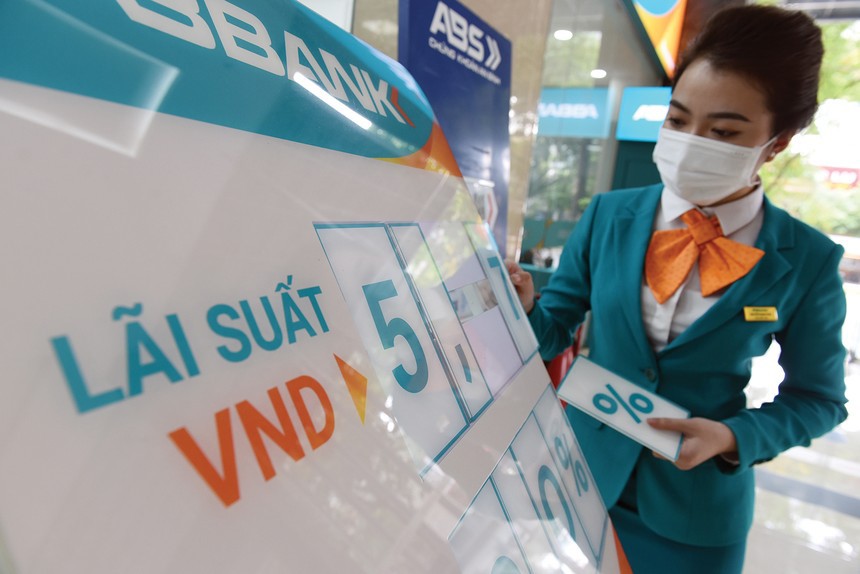 Lãi suất cho vay mới tại nhiều ngân hàng liên tục giảm. Ảnh minh họa