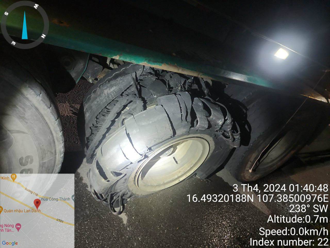 Lốp ô tô bị vỡ trên cao tốc Cam Lộ - La Sơn.