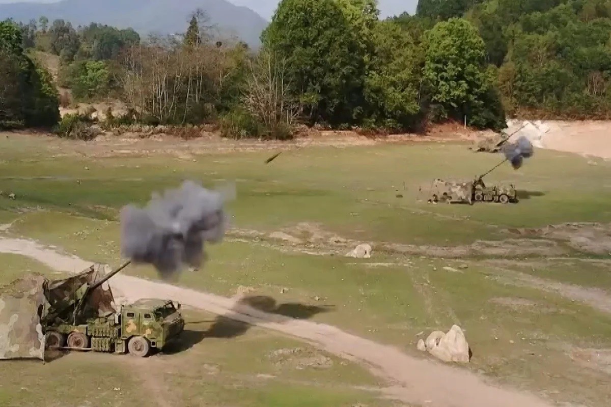 Quân đội Trung Quốc tập trận bắn đạn thật ở biên giới với Myanmar hôm 2/4 (ảnh: SCMP)