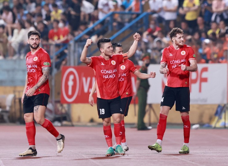 Quang Hải (19) sút bàn ấn định chiến thắng cho CAHN, bàn thắng thứ 6 mùa giải này của Hải "Con"