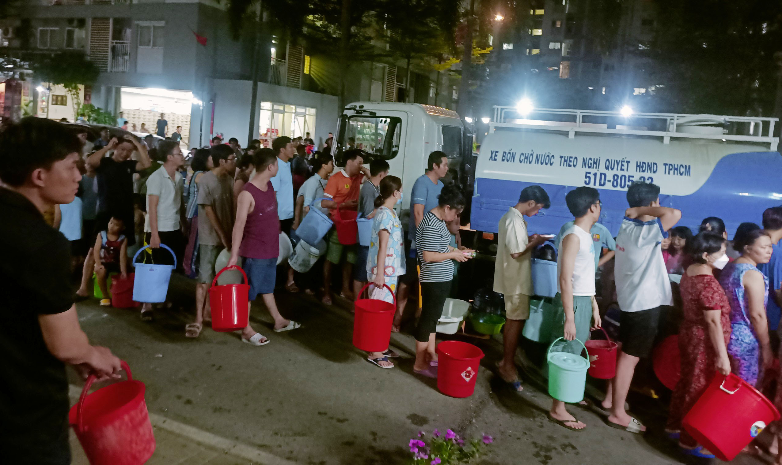 Dòng người xếp hàng dài chờ lấy nước từ xe bồn