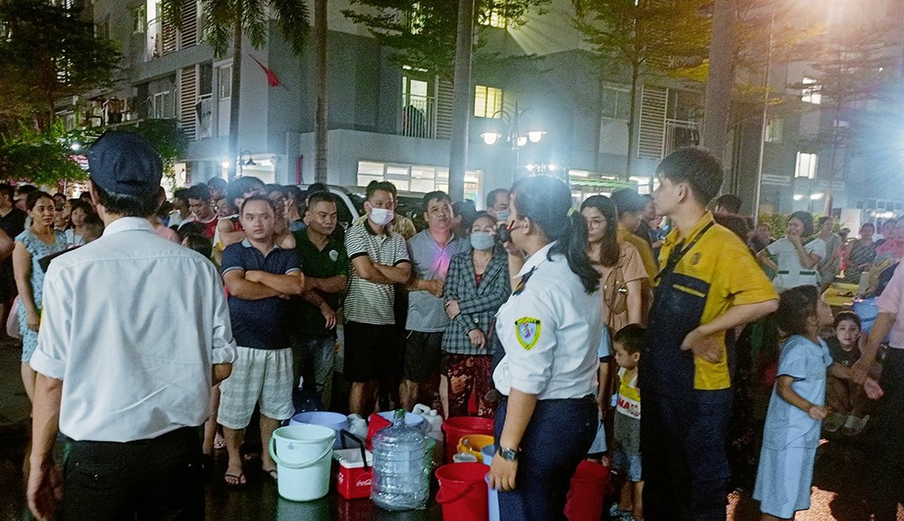 Để lấy được nước sinh hoạt người dân phải đợi trong nhiều tiếng đồng hồ