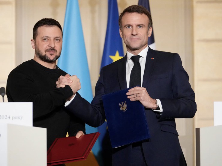 Tổng thống&nbsp;Pháp&nbsp;Emmanuel Macron (phải) và Tổng thống&nbsp;Ukraine&nbsp;Volodymyr Zelensky tại cuộc họp báo sau lễ&nbsp;ký kết&nbsp;thỏa thuận&nbsp;an ninh vào tháng 2/2024.