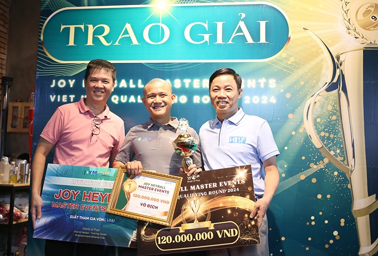 Văn Bình (giữa) vô địch chặng 1 JOY Heyball Việt Nam 2024 cùng suất dự giải quốc tế có chức vô địch 4 tỷ đồng