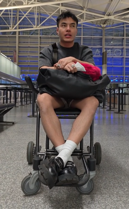 Lê Dương Bảo Lâm đi xe lăn ở sân bay.