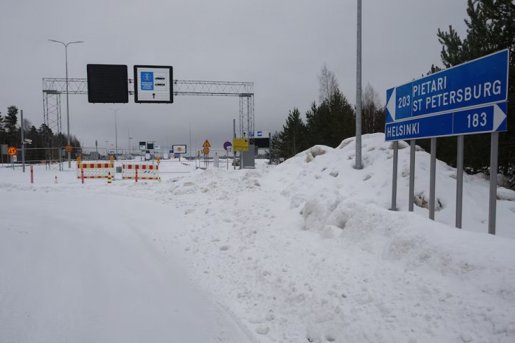 Tuyết phủ rào chắn tại cửa khẩu Vaalimaa (Phần Lan) giáp miền Tây Nga hồi tháng 1. Ảnh: REUTERS