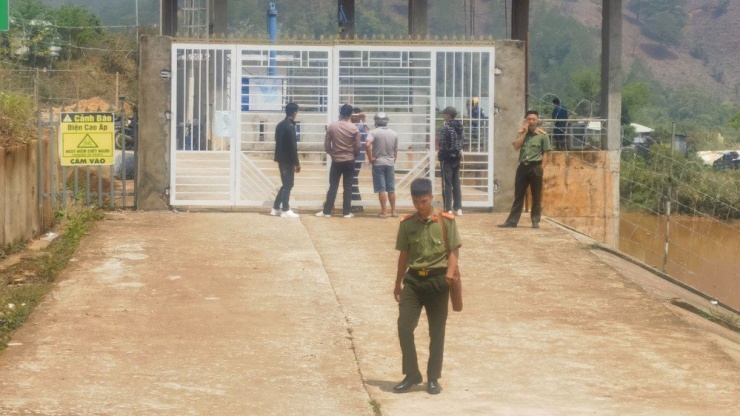 Chủ đầu tư thủy điện Đạ Dâng đã rào chắn con đường đi lại của người dân. Ảnh: VT