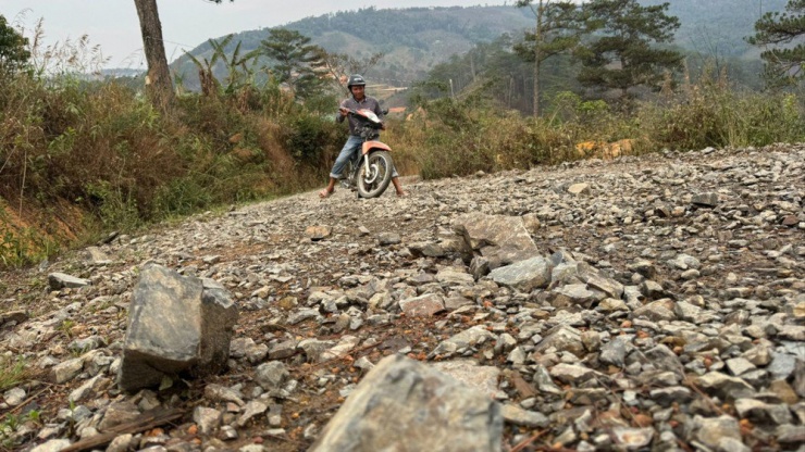 Người dân đang bị buộc phải đi qua dốc Min lởm chởm đá. Ảnh: VT