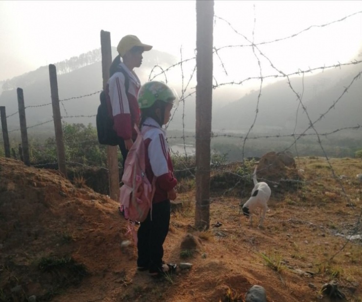 Cổng bị chắn và bị ngăn cấm nên bố mẹ không thể chở 2 bé đến trường. Ảnh: VT