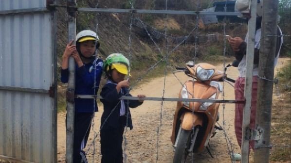 Huyện Lạc Dương và xã Lát nhiều lần đề nghị Công ty CP điện Long Hội để dân đi lại bằng đường cũ cho đến khi làm xong đường mới. Ảnh: VT