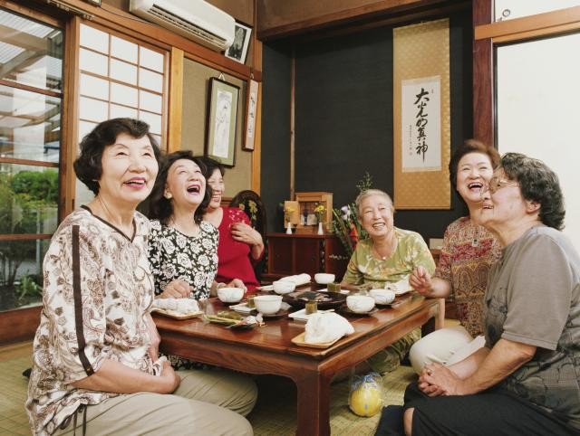 Bác sĩ giải phẫu thần kinh Sanjay Gupta (Mỹ) đã dành nhiều thời gian nghiên cứu về chống lão hoá và đưa vấn đề này vào loạt phim tài liệu Chasing Life được quay tại Okinawa, Nhật Bản. Okinawa được coi là 1 trong 5 "Vùng xanh" - khái niệm chỉ những nơi có nhiều người khỏe mạnh và sống lâu nhất. Các đánh giá khoa học khác cũng đã phát hiện ra rằng chế độ ăn của người Okinawa là chế độ ăn uống lành mạnh ngăn ngừa lão hóa vì các loại thực phẩm tiêu thụ có thể giúp giảm nguy cơ mắc bệnh tim mạch, hạ đường huyết và hơn thế nữa giúp giảm cân. Theo Gupta, dưới đây là 2 loại thực phẩm người Okinawa ăn thường xuyên và chính chúng có thể giúp kích hoạt gen trường thọ, kéo dài tuổi thọ.