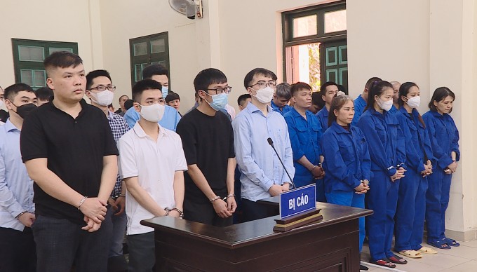 Nguyễn Minh Thành (áo đen, bìa trái) và các bị cáo tại tòa. Ảnh: Danh Lam