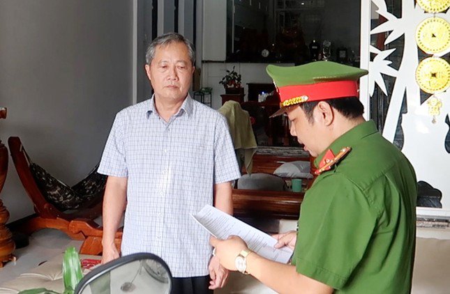 Cơ quan Công an thi hành lệnh khám xét chỗ ở của bị can Huỳnh Lê Phong - nguyên Trưởng phòng TN&amp;MT TP. Long Xuyên.