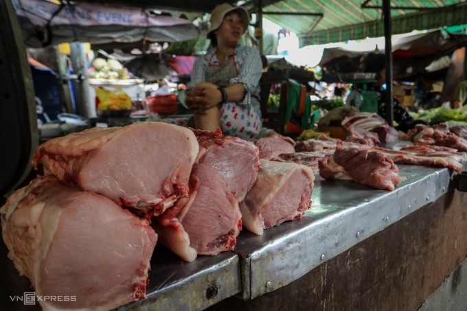 Tiểu thương bán thịt heo tại chợ chung cư Vĩnh Hội (quận 4, TP HCM). Ảnh: Thành Nguyễn
