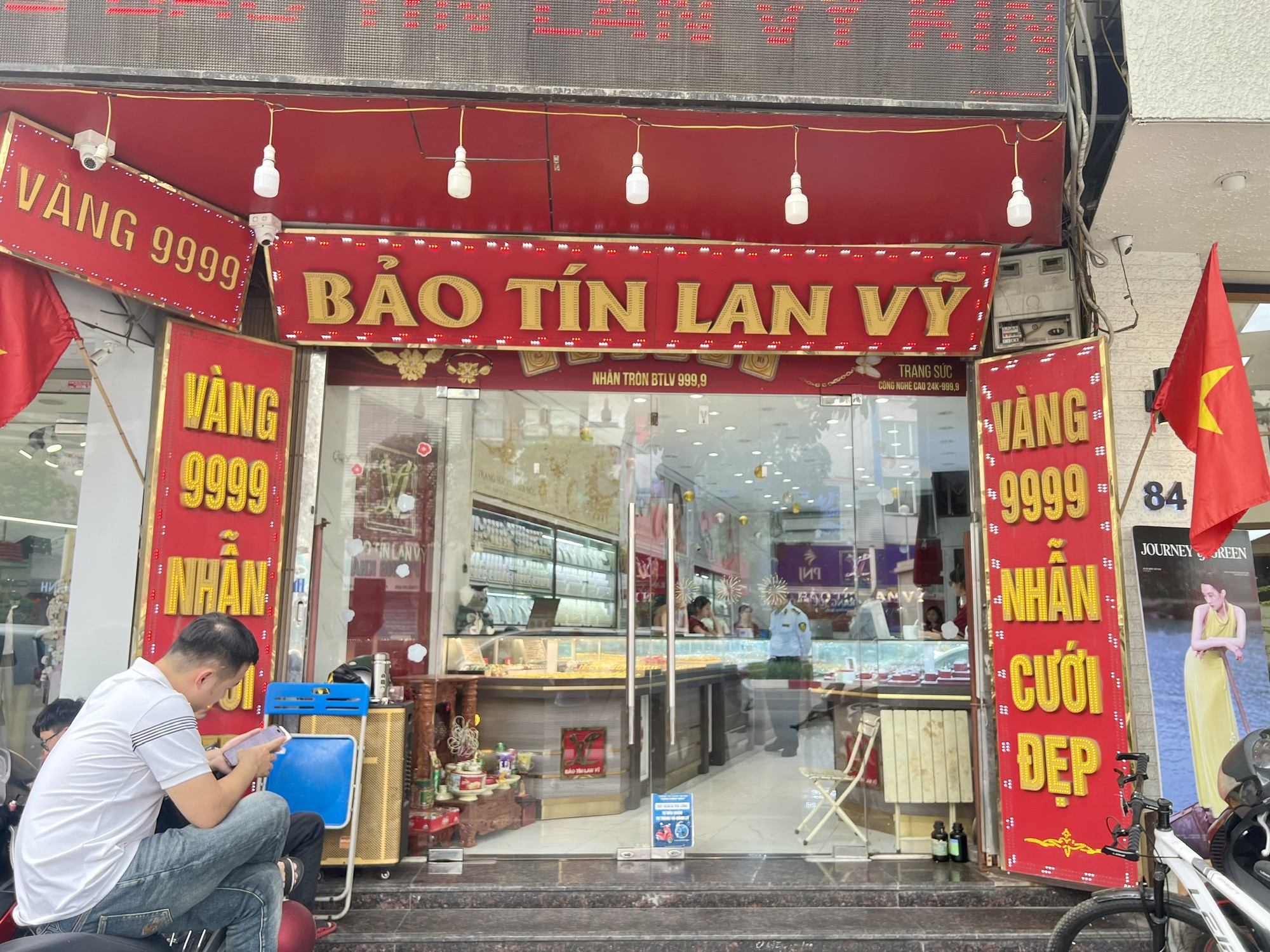 3 cửa hàng vàng bạc ở Hà Nội bày bán công khai hàng ngàn sản phẩm nữ trang có dấu hiệu giả thương hiệu- Ảnh 3.