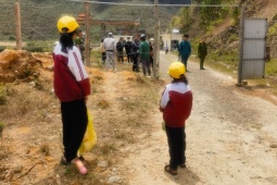 Tin tức trong ngày - Thuỷ điện rào chắn đường: Học sinh vẫn phải chui rào kẽm gai để đến trường