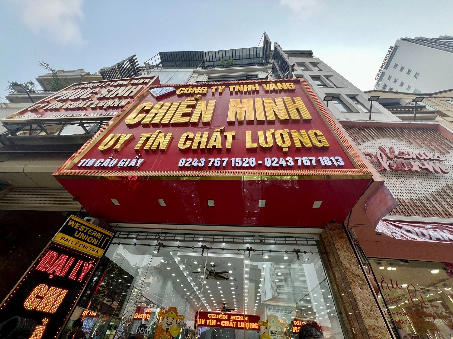 3 cửa hàng vàng bạc ở Hà Nội bày bán công khai hàng ngàn sản phẩm nữ trang có dấu hiệu giả thương hiệu - 2