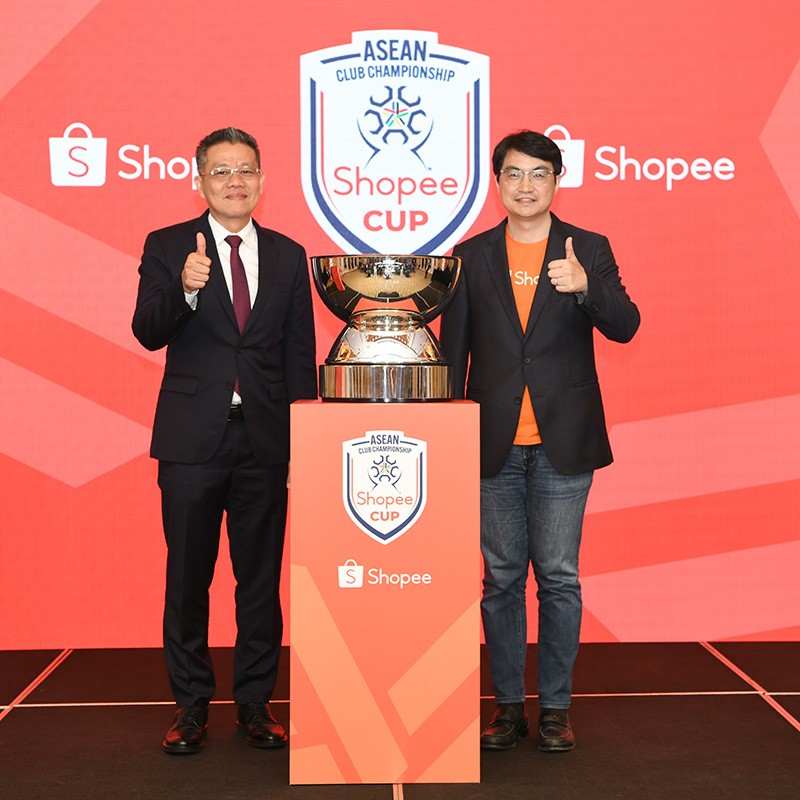 Thiếu tướng Khiev Sameth, Chủ tịch AFF (trái) và ông Zhou Jun Jie, Giám đốc Thương mại của Shopee (phải) công bố cúp dành cho nhà vô địch Shopee Cup™.