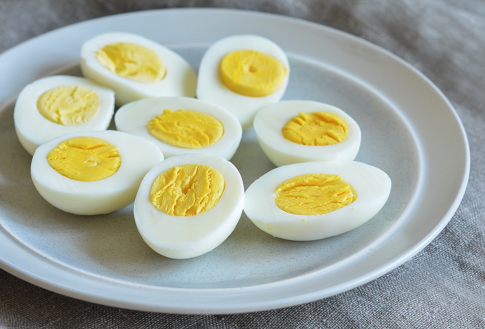 Làm thế nào để biết trứng luộc đã chín mà không cần bóc vỏ? - 1