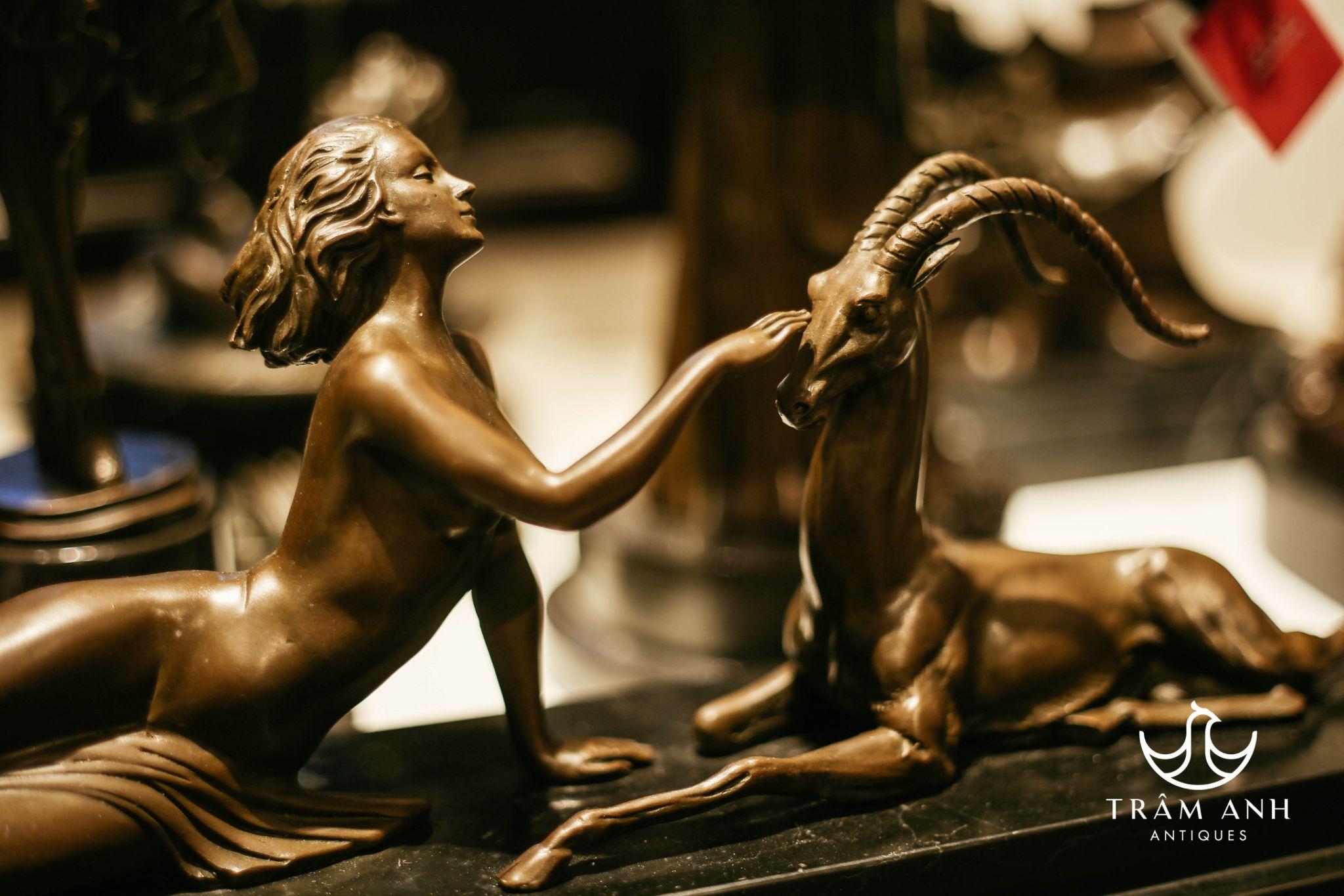 Một tác phẩm lí tưởng làm quà tặng để bàn cao cấp cho các đối tác.