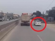 Tin tức trong ngày - Clip: Mắc sai lầm khi chạy cạnh xe tải, tài xế xe taxi gặp cái kết “đắt giá”