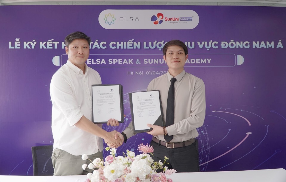Ông Nguyễn Tiến Nam - Giám đốc Điều hành SunUni Academy (bên phải) và Ông Michael Ngô - Tổng Giám đốc ELSA khu vực Đông Nam Á và Đài Loan (bên trái) ký kết hợp tác.