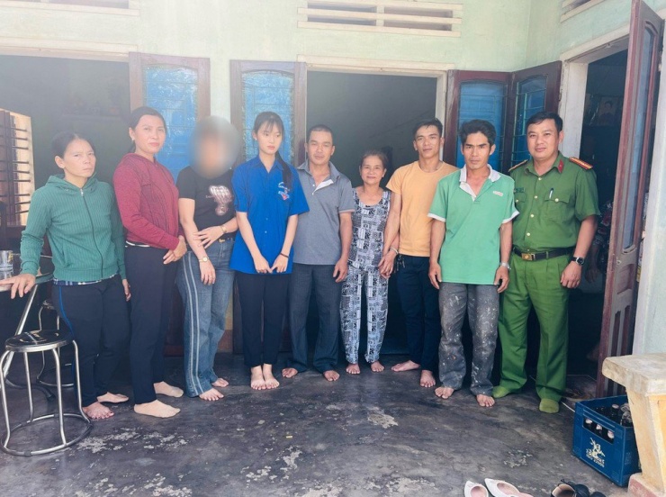 Chị V (thứ 3 từ trái qua) đã tìm được cội nguồn. Ảnh: THU DỊU