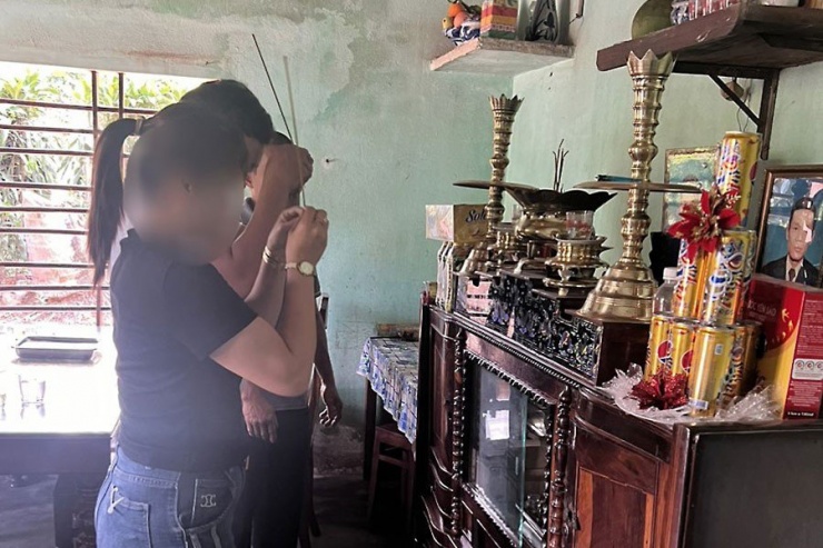 Tìm cha sau 35 năm biệt tích nhờ cơ sở dữ liệu quốc gia về dân cư, người con gái nhận tổ quy tông. Ảnh: TT