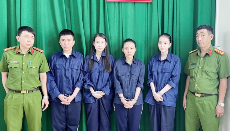 Bốn đối tượng Lê Thị Trúc Ly, Đặng Thành Giỏi, Trần Thu Ngân và Phan Thị Cẩm Viên tại cơ quan điều tra.