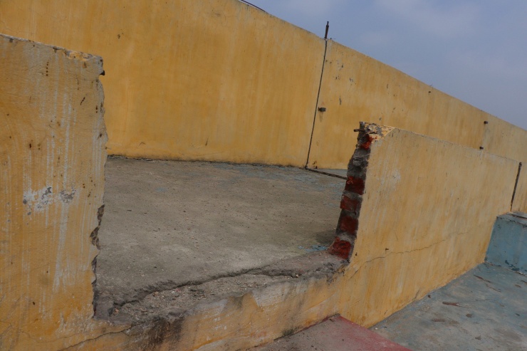 Những mảng tường trên khán đài bị mất từng mảng lớn do bị trâu, bò người dân chăn thả húc đổ.