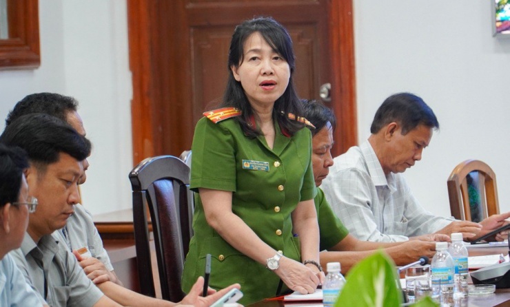 Thượng tá Nguyễn Thị Minh Thảo chỉ ra nhiều vấn đề ở các kho đông lạnh thực phẩm trên địa bàn Nha Trang. Ảnh: XUÂN HOÁT