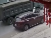 Tin tức trong ngày - Mở cửa ôtô bất cẩn gây tai nạn cho người đi đường