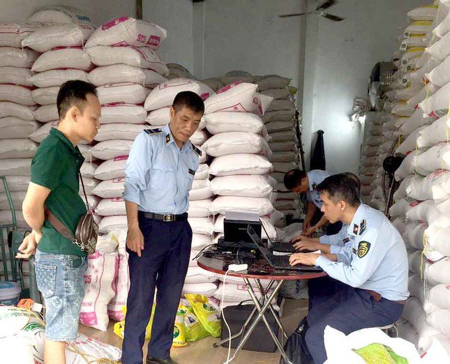 Đoàn kiểm tra Đội Quản lý thị trường số 1, Cục Quản lý thị trường thành phố Hà Nội lập hồ sơ vụ việc.