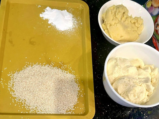 Các nguyên liệu chuẩn bị sẵn để làm bánh rán vừng