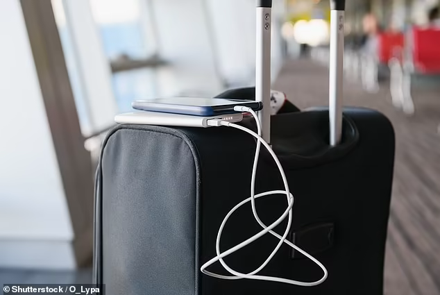 Khi điện thoại hết pin, nhiều du khách sử dụng trạm sạc pin tại sân bay.