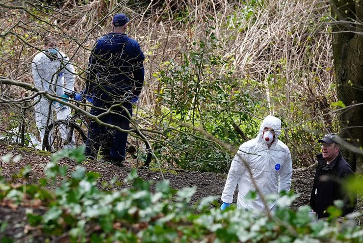 Cảnh sát và các nhân viên giám định pháp y tại hiện trường, chỉ cách sân của đội trẻ MU vài mét