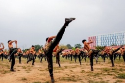 Cảnh sát chống khủng bố "đội" nắng luyện võ trên thao trường