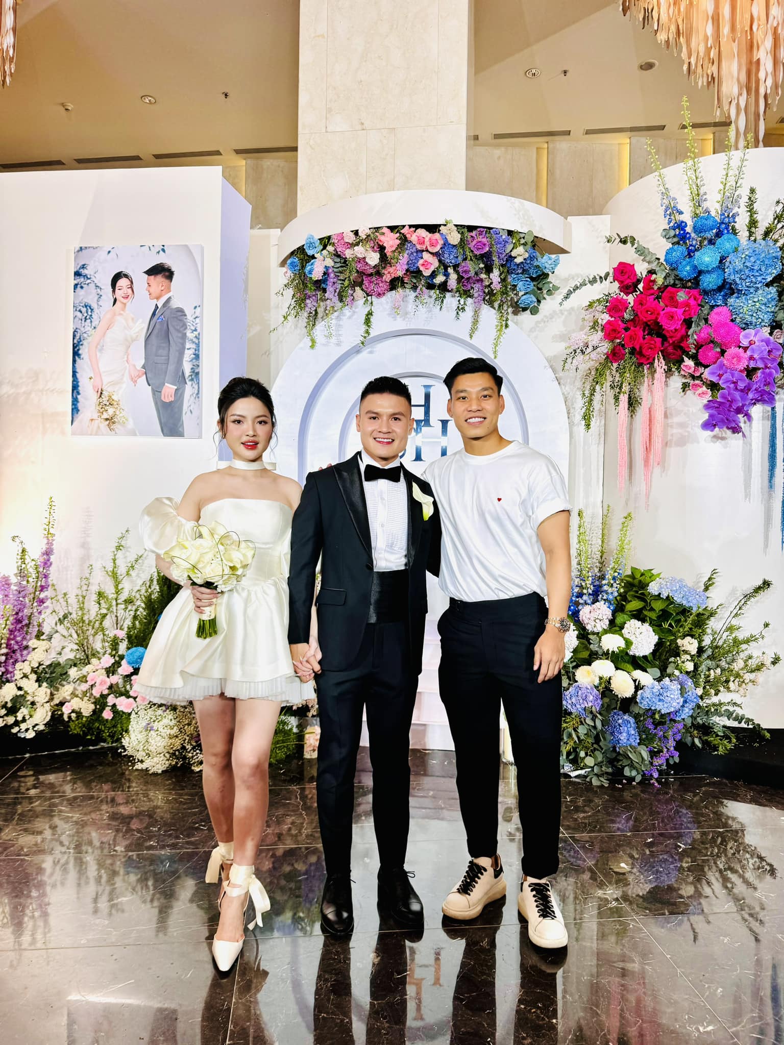 Văn Thanh cũng đăng ảnh chụp với cô
dâu chú rể kèm lời nhắn “Chúc mừng hạnh phúc hai vợ chồng, chúc 2
em hạnh phúc tới đầu bạc răng long”.