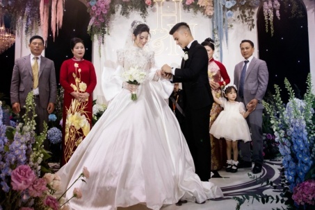 Đám cưới Quang Hải - Chu Thanh Huyền: Cô dâu thay 2 váy cưới, chú rể bảnh bao, lịch lãm