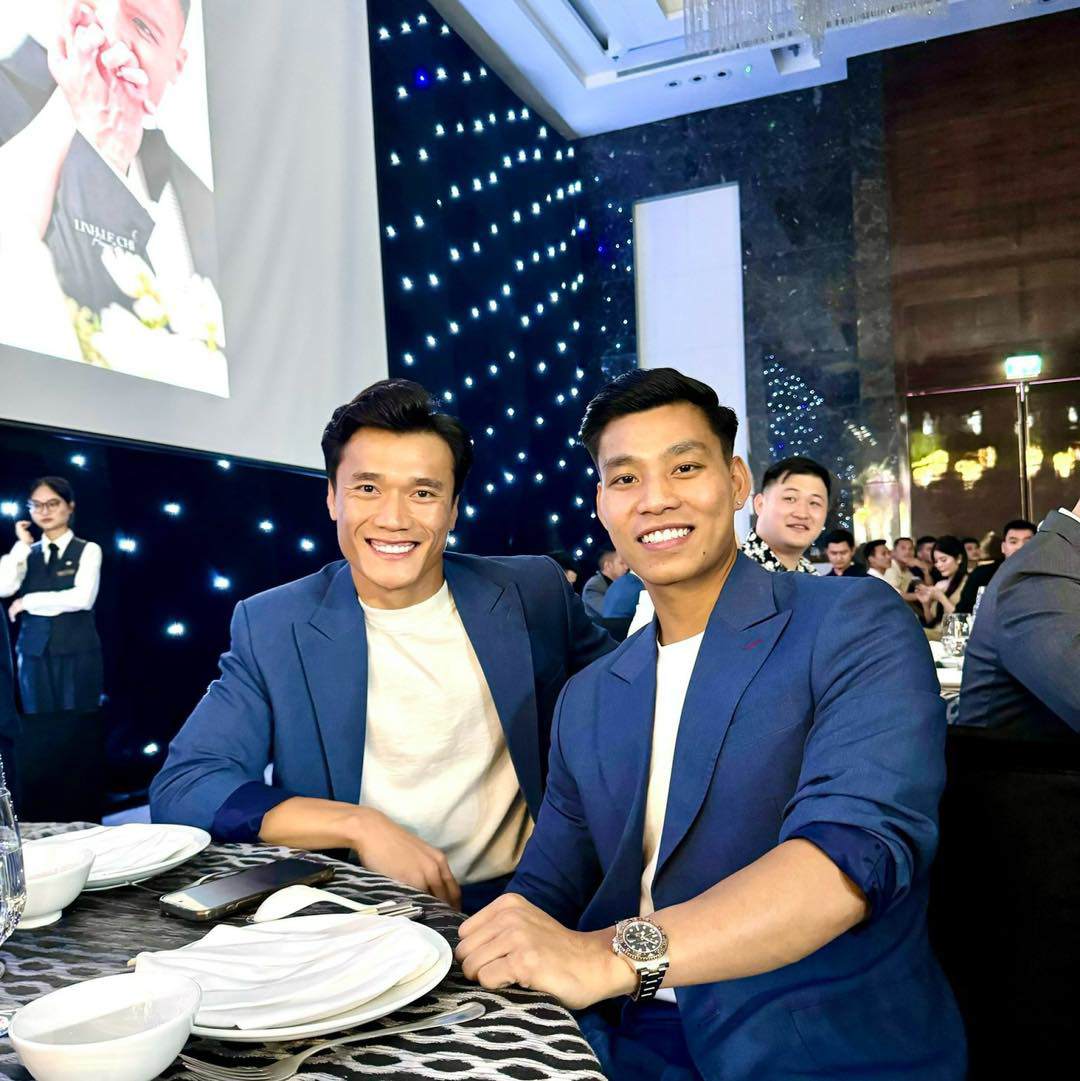 Vũ Văn Thanh đăng ảnh kèm theo
caption "Người ta có cặp thì mình có…đôi" đồng thời tag ngay
Bùi Tiến Dũng. Bức hình hai cầu thủ nhận về nhiều lượt like và bình
luận.