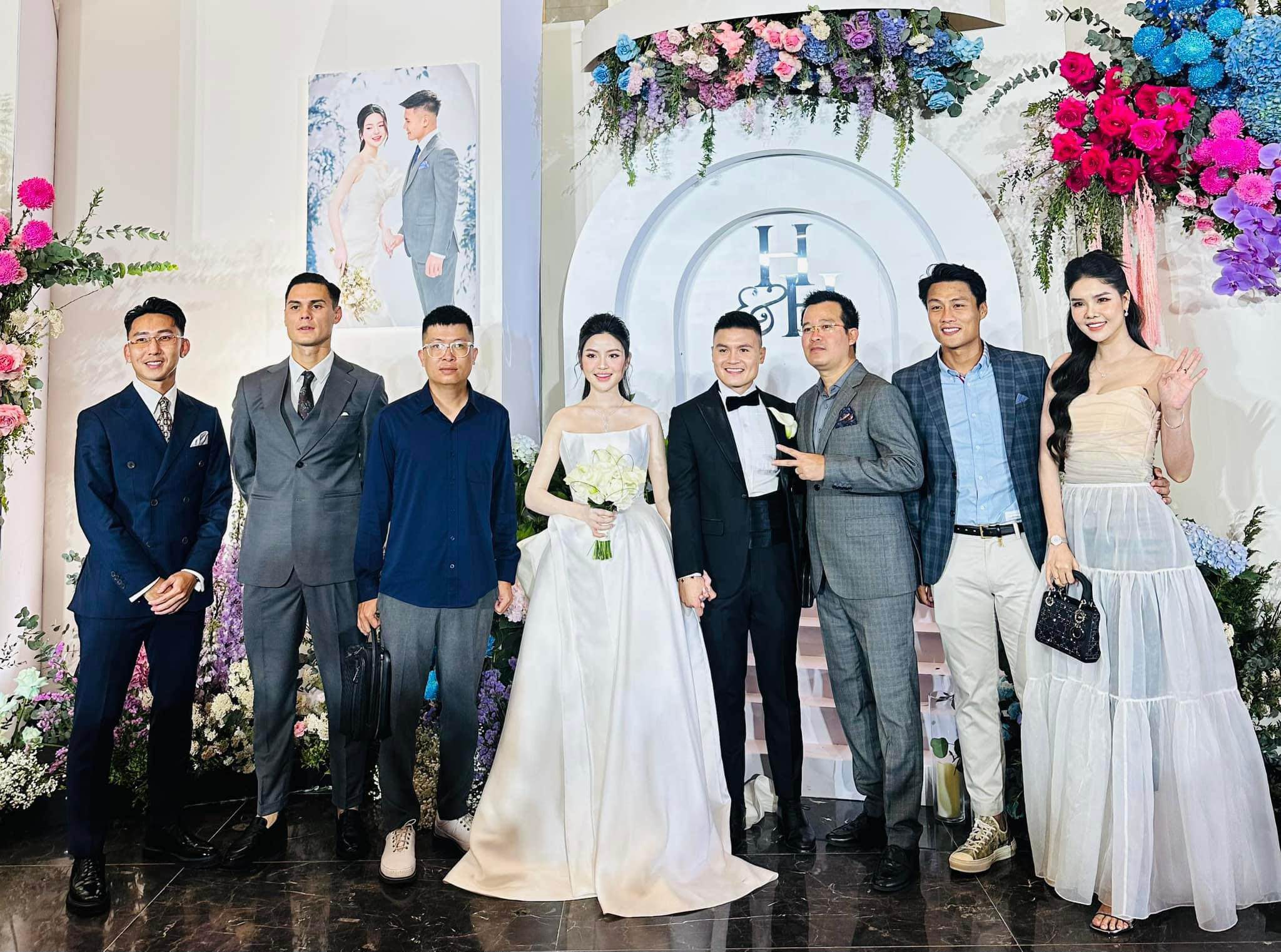 Vợ chồng Mạc Hồng Quân - Kỳ Hân
(ngoài cùng bên phải) cùng cầu thủ Adriano Schmidt (thứ 2
từ trái qua) tới chúc mừng hạnh phúc Quang Hải.