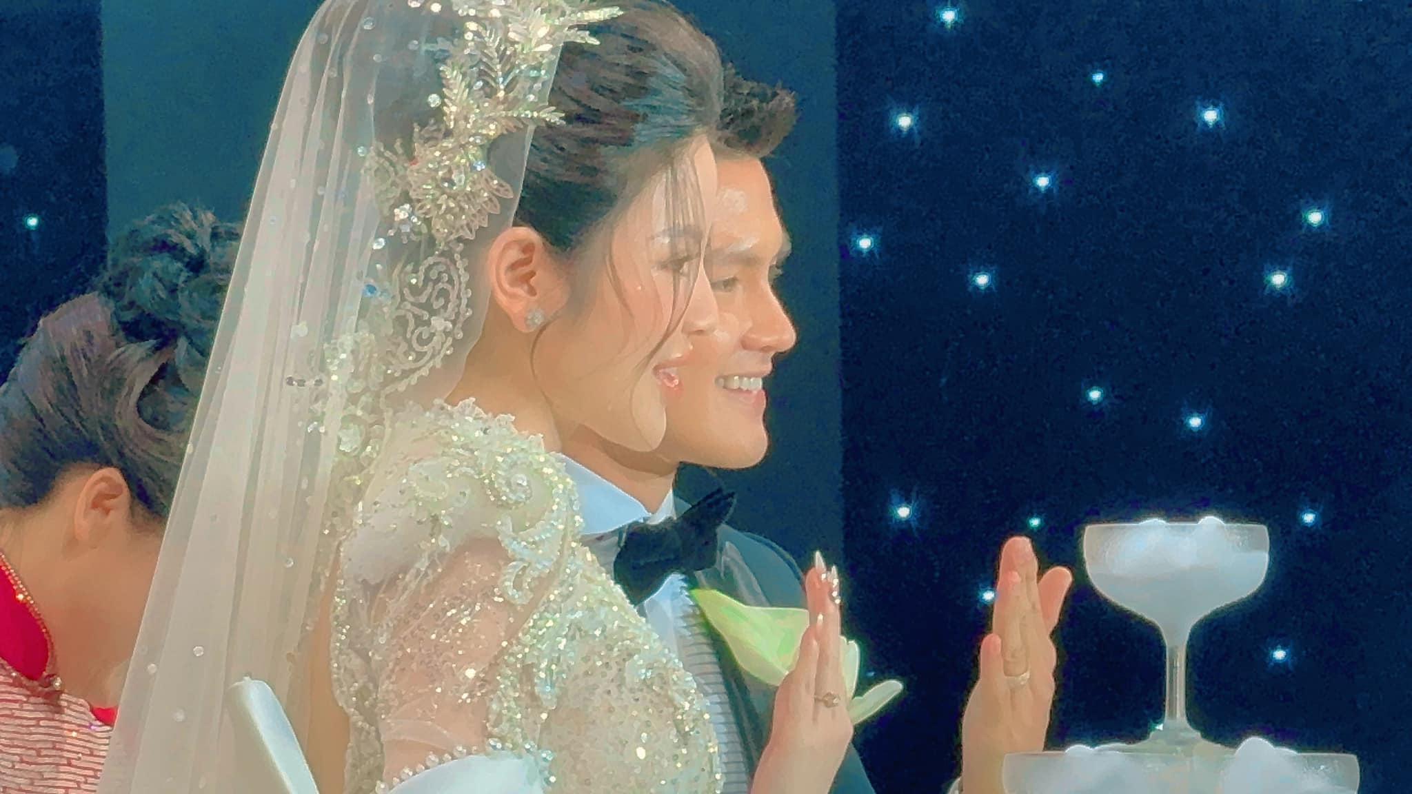 Cô dâu chú rể cùng trao nhẫn cho nhau
trong sự chúc phúc của gia đình, người thân, bạn bè.