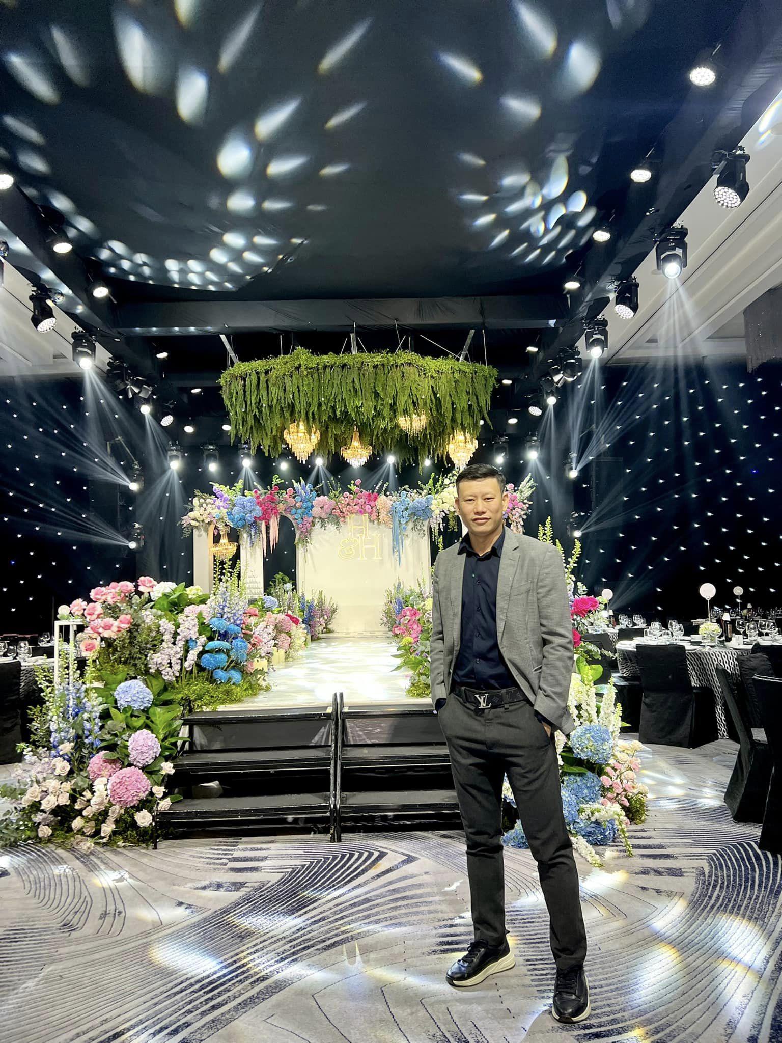 Vợ chồng cựu tiền đạo Thạch Bảo Khanh
tới chung vui với Quang Hải.