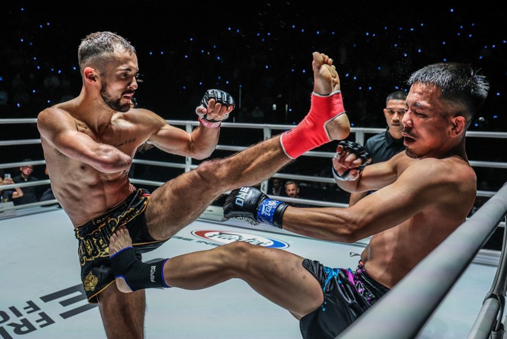 Jake Peacock (trái) áp đảo đối thủ người&nbsp;Nhật Bản