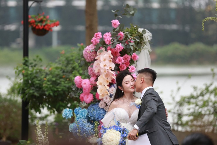 Chiều 6/4, Nguyễn Quang Hải và Chu Thanh Huyền tiếp tục tổ chức tiệc cưới tại một khách sạn 5 sao ở Hà Nội.