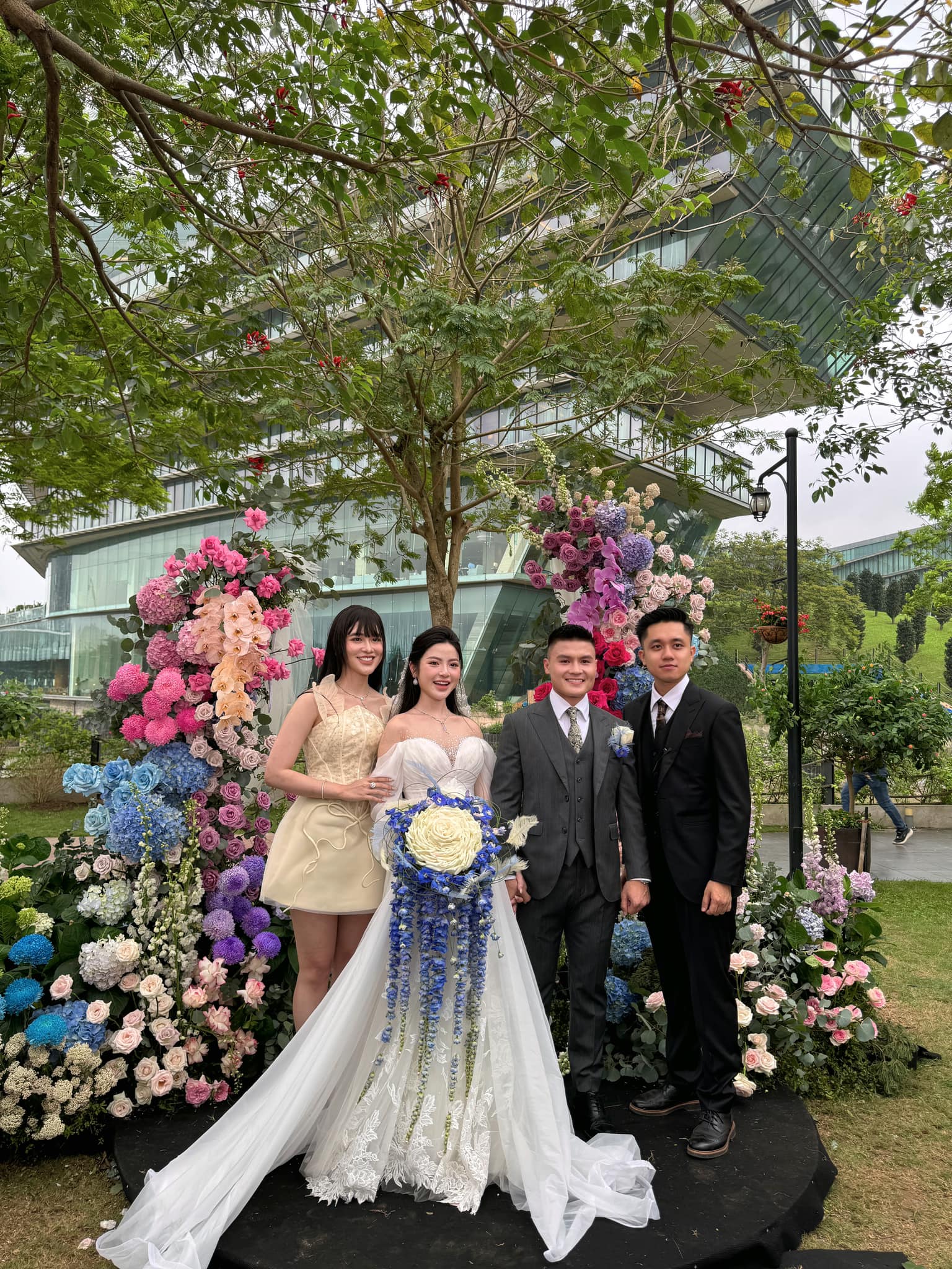 Tiệc cưới ngoài trời của Quang Hải - Chu Thanh Huyền diễn ra tại khách sạn 5 sao
