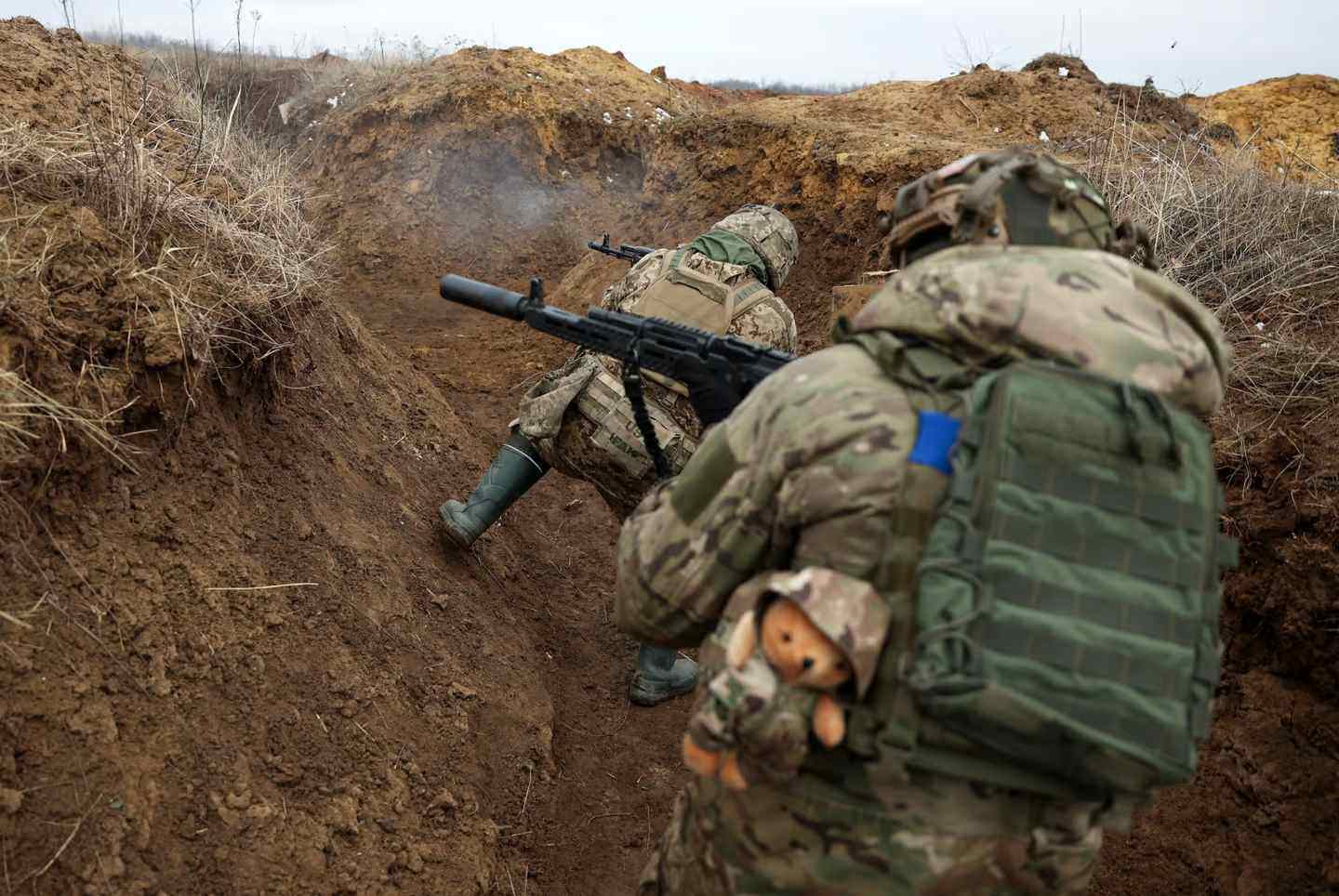 Binh sĩ Ukraine chống trả trong chiến hào (ảnh: Reuters)