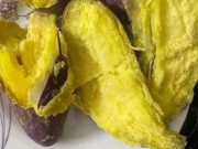 Thị trường - Tiêu dùng - Khoai lang rớt giá chỉ còn từ 3.500 đồng/kg, chị em rủ nhau mua về chế biến đủ món